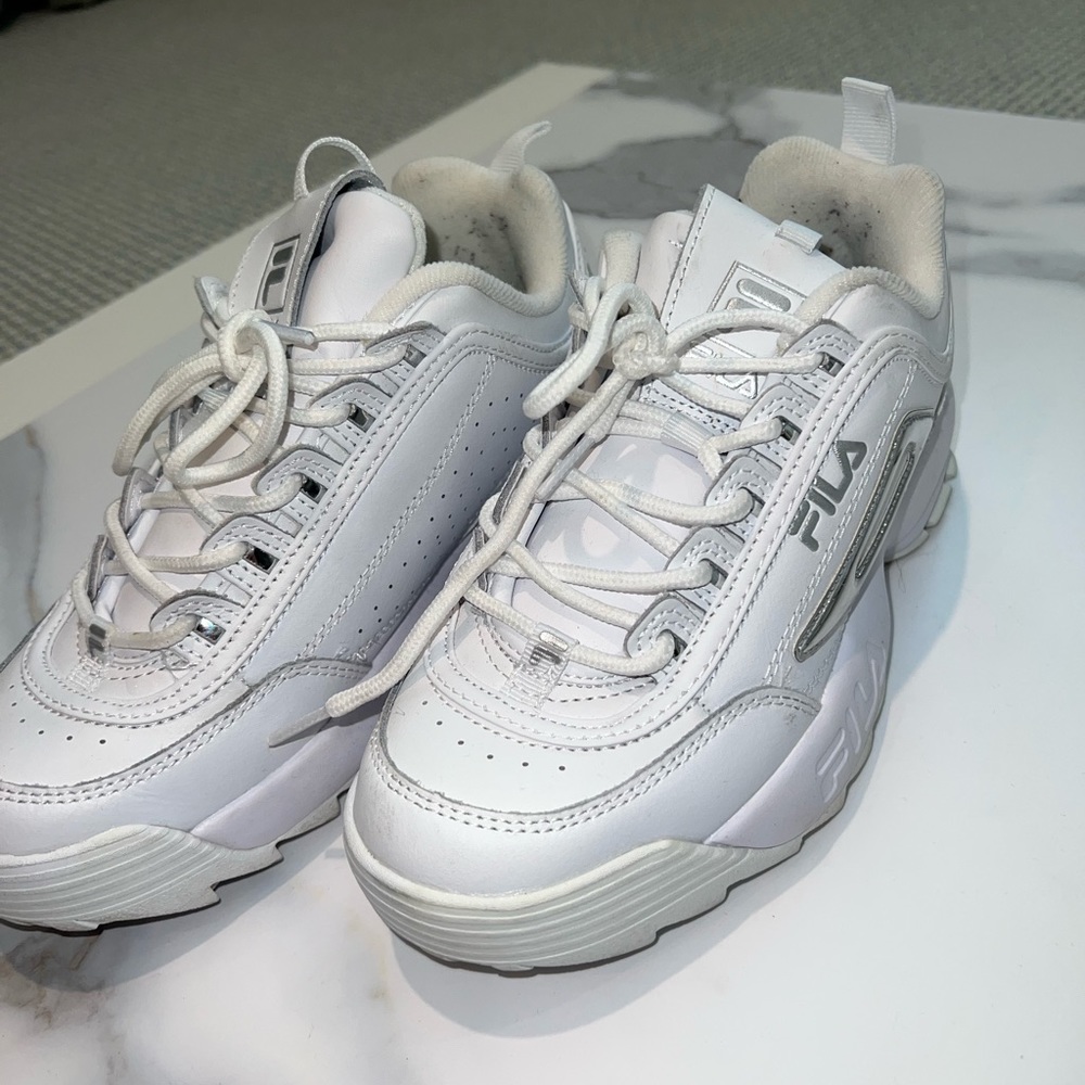 White fila sneakers great condition so comfy and cute!!!